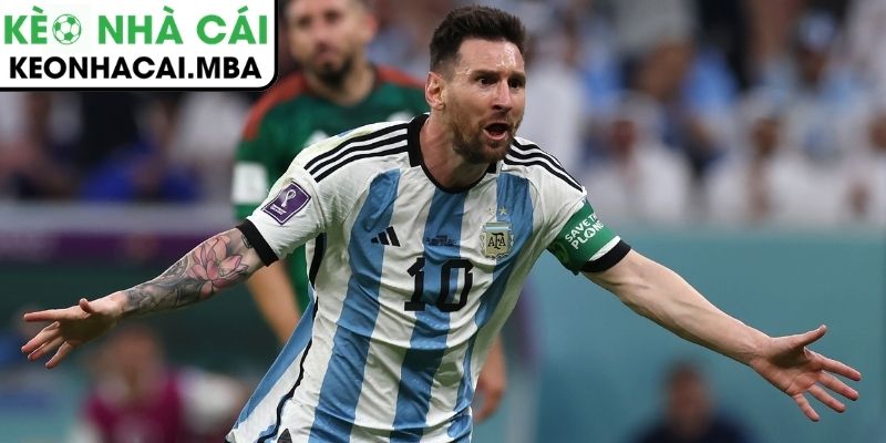 Cột mốc 900 bàn thắng và cuộc so sánh với Ronaldo
